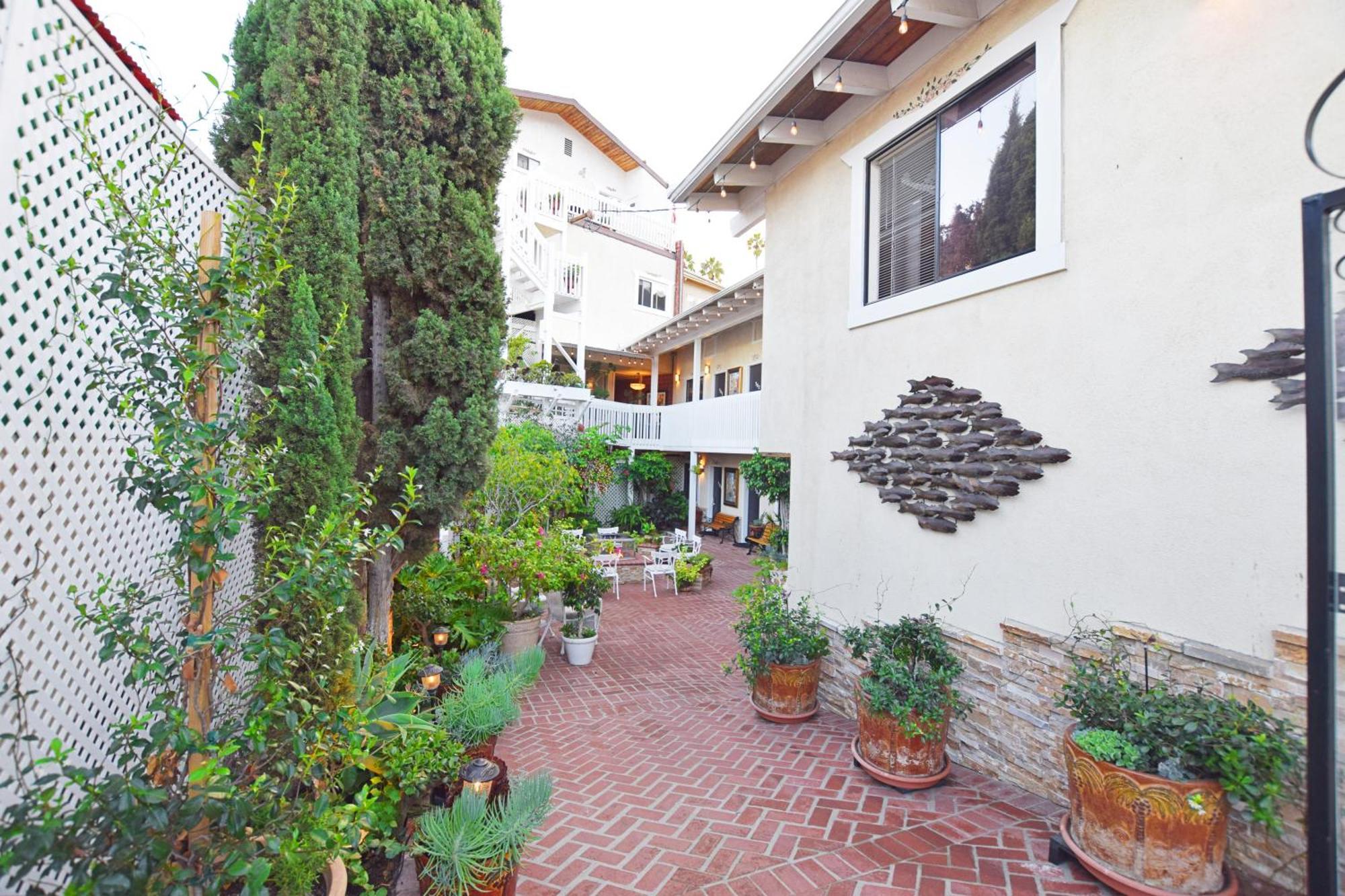 Catalina Courtyard Suites Авалон Экстерьер фото
